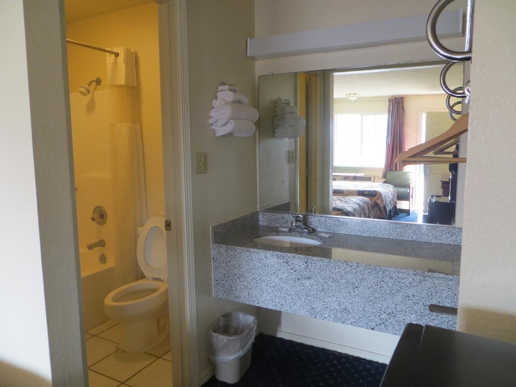 Regency 7 Rogers Motel Room photo