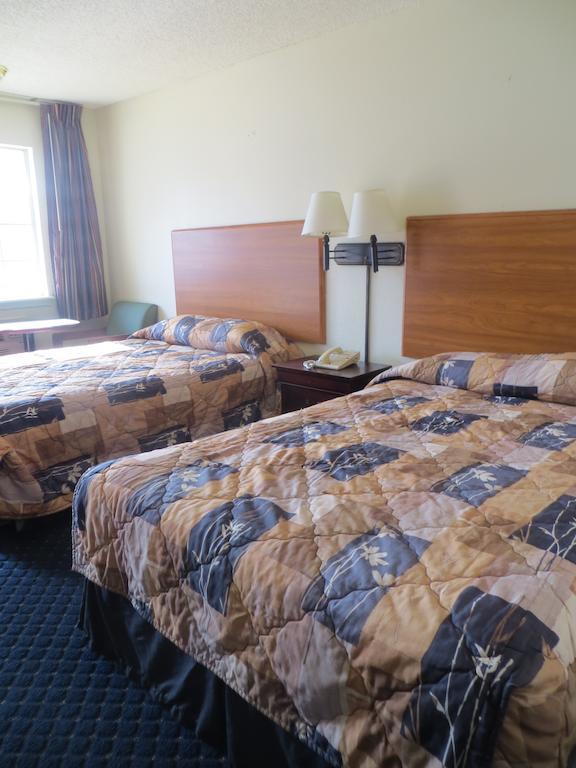 Regency 7 Rogers Motel Room photo